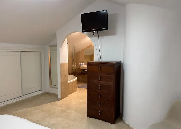 Piso-lechuza Elviria 2 Bedrooms 4 Guests Penthouse-maisonette In Elviria-marbella- Urb Jardines De Santa Maria Golf *